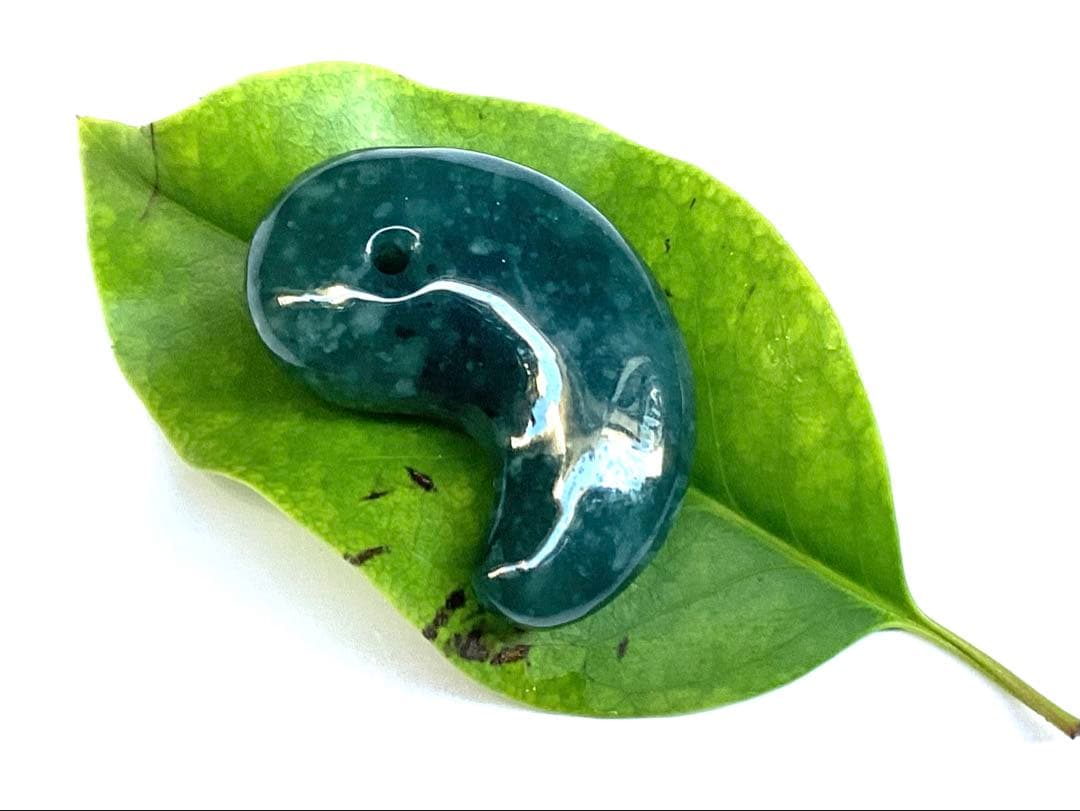 ✳翡翠製御守り 濃厚青緑色 鑑別書付　糸魚川翡翠*入りコン沢勾玉　鑑別書付の本物