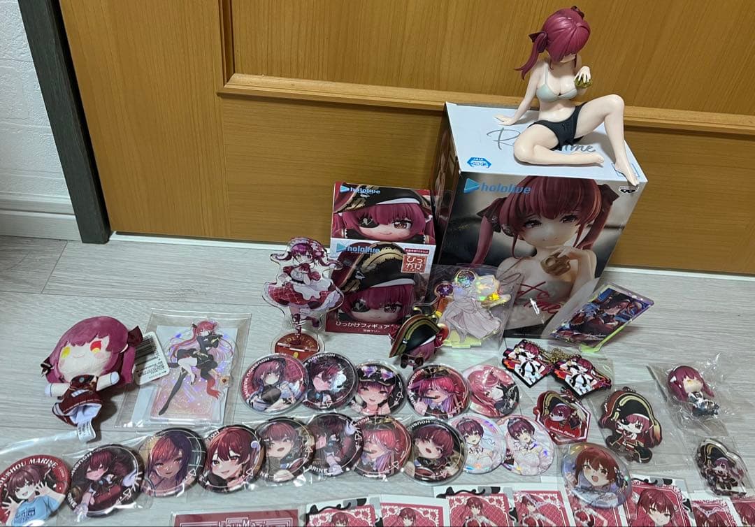 宝鐘マリン　フィギュア　缶バッジ　ウエハース　カード　セット