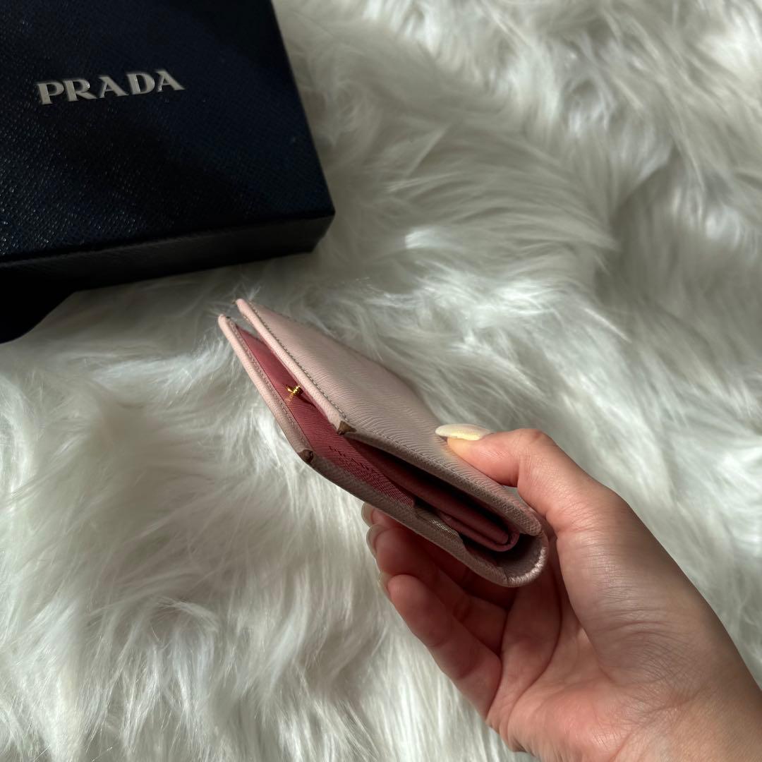 美品✨プラダ 二つ折り財布 サフィアーノシャイン レザー ピンク