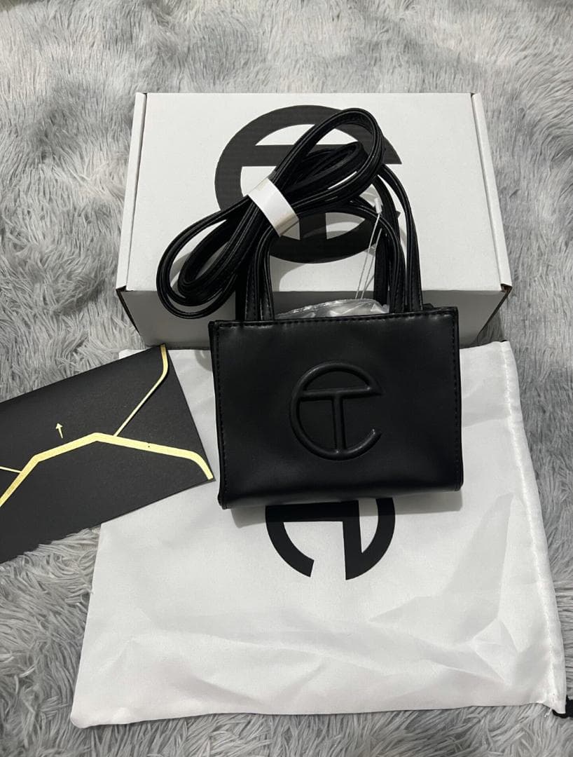 TELFAR 黒のショルダーバッグ 実物は撮影する