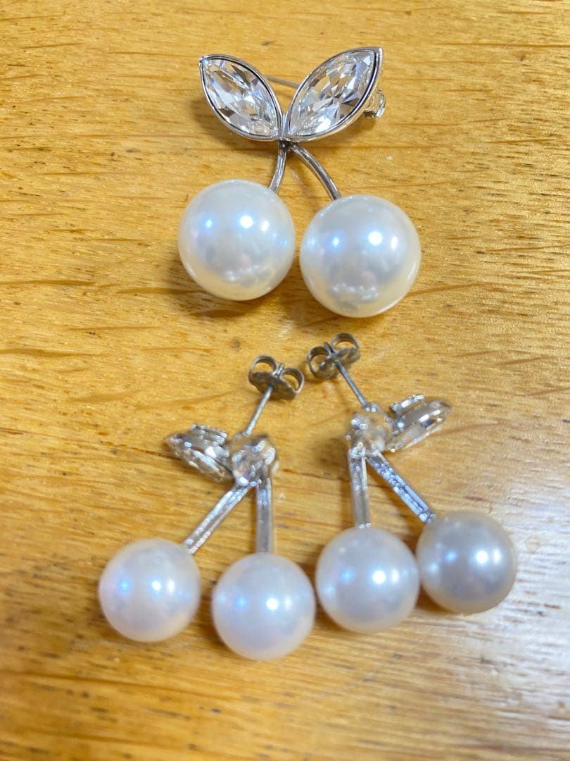 Rene ルネ　パール　チェリーピアスとブローチのセット