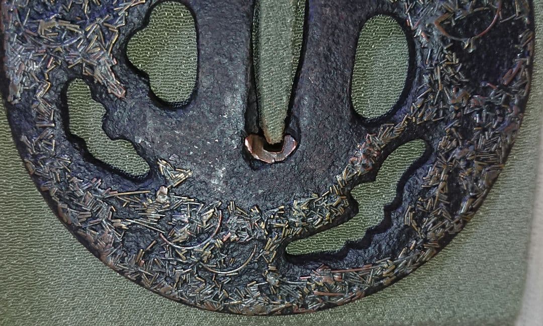 日本刀　鍔　大　高彫り 金象嵌　縦85mm 横85mm 厚み3mm 箱入り