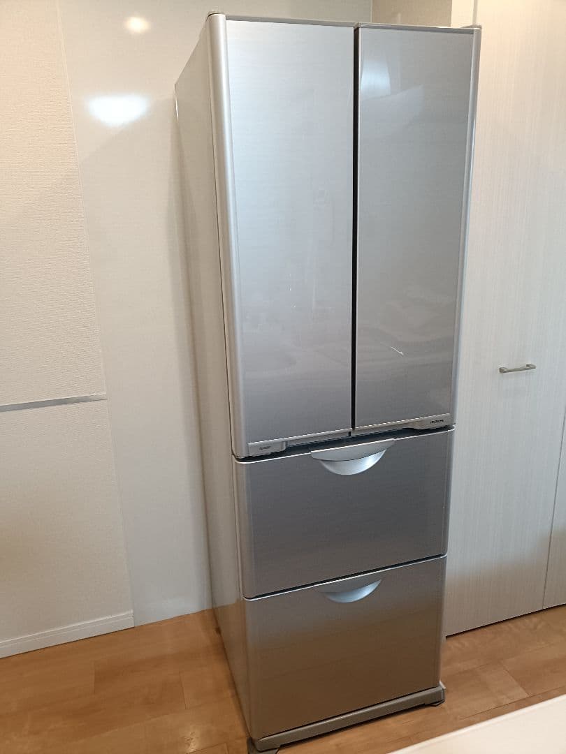 HITACHI 4ドア冷蔵庫 シルバー　2011年式