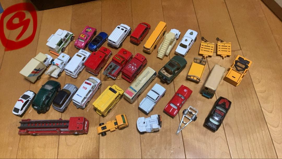 TAKARA TOMYトミカ＆ミニカーの多様な車両（100台以上）とパーキング付
