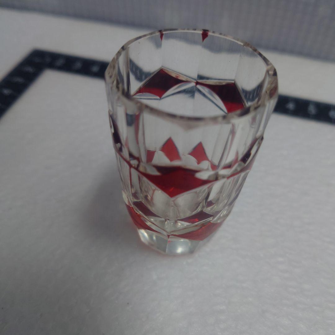 カットガラスの赤いショットグラス