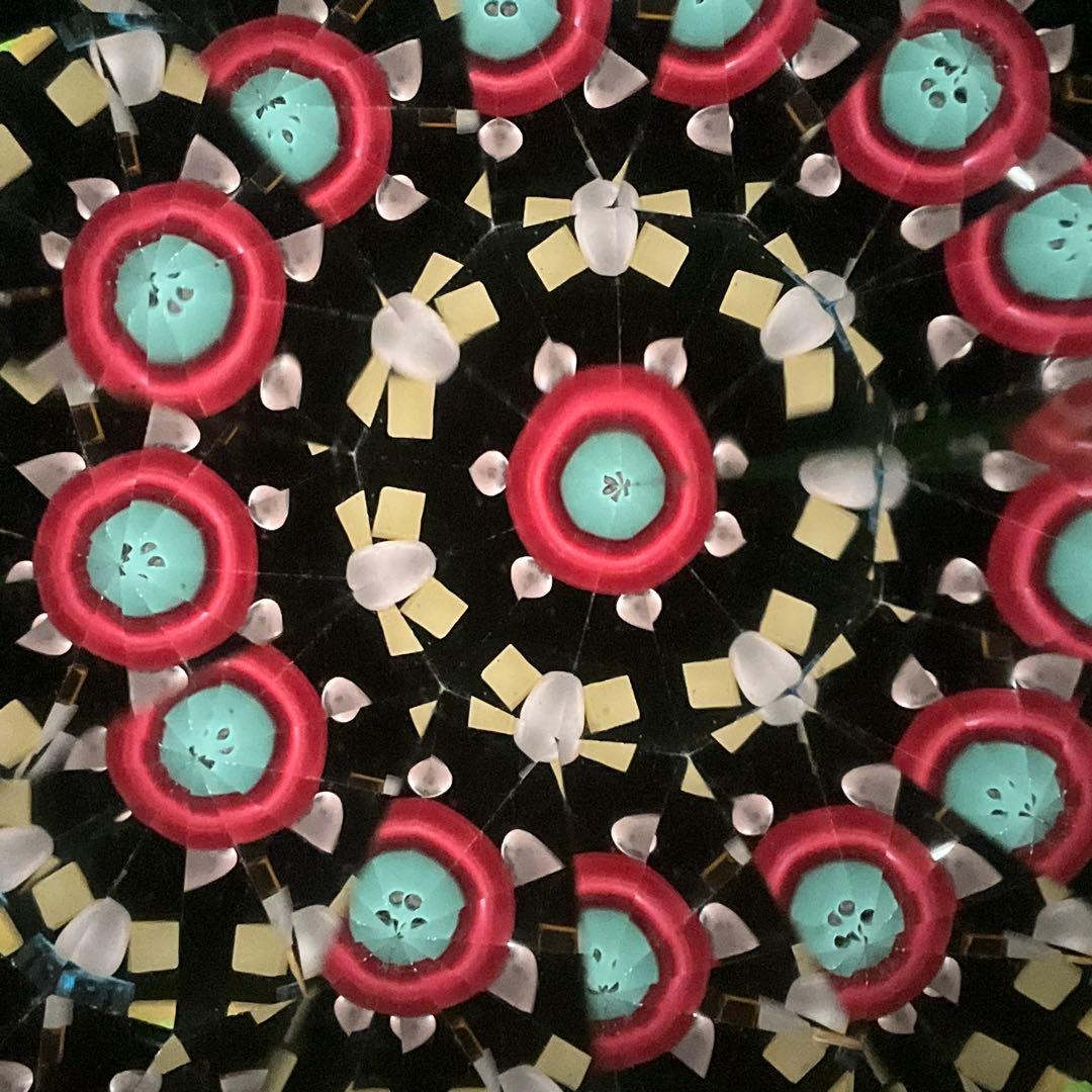 装飾的な紫と緑のガラスアート　万華鏡