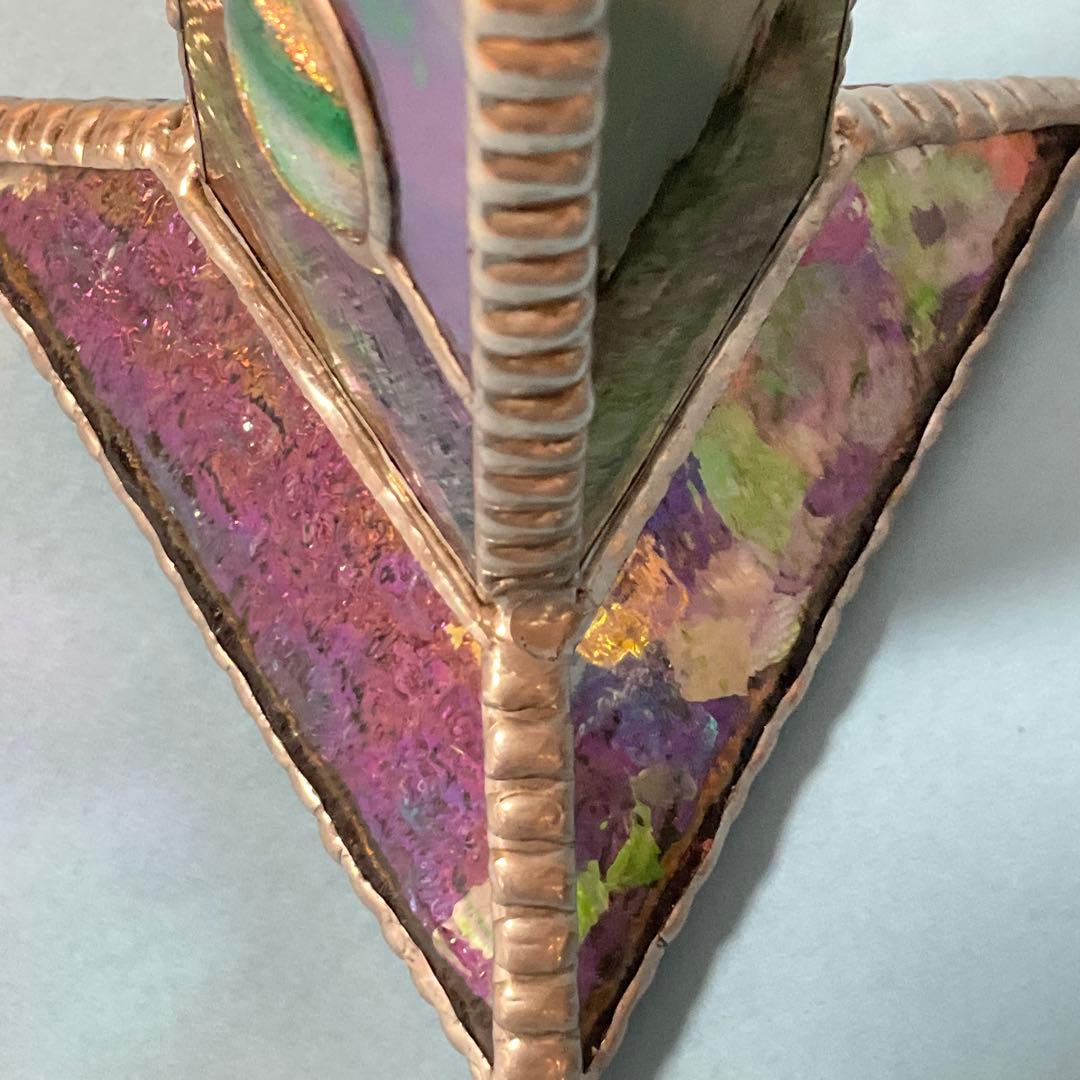 装飾的な紫と緑のガラスアート　万華鏡
