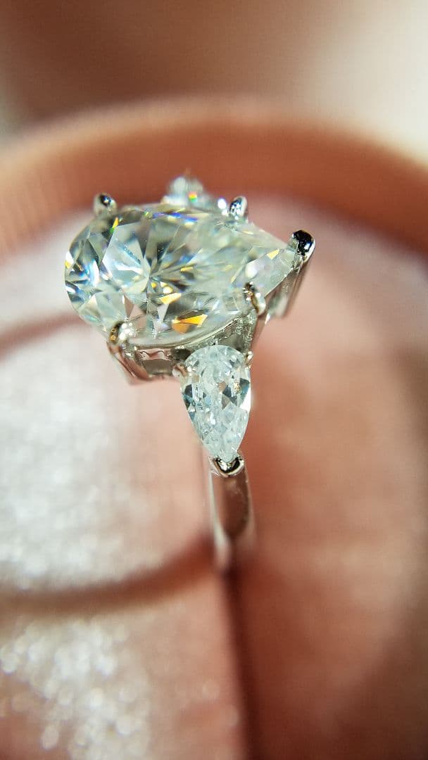 マーフィー様！最高級モアサナイト ペアシェイプ 3ストーンリング