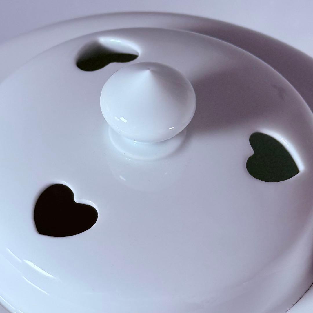 奥川俊右衛門　白磁梅彫文三つ足香炉　共箱　共布　初代奥川忠右衛門に師事　究極白磁