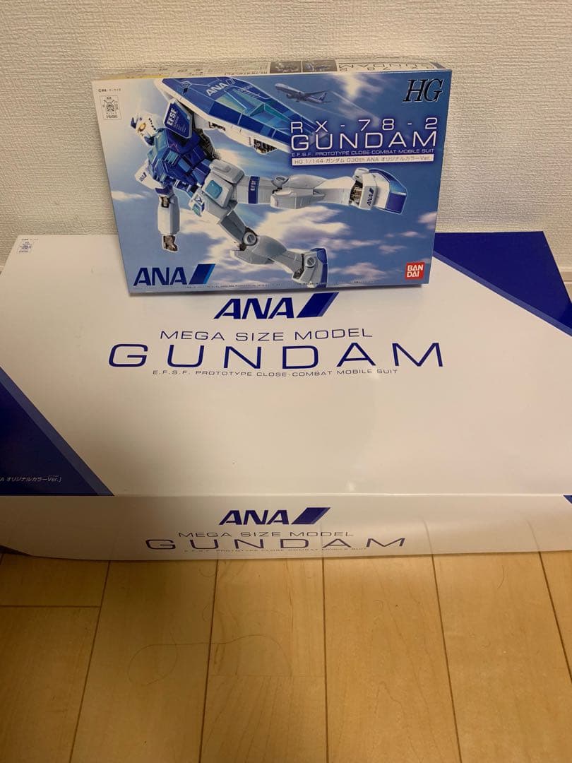 バンダイANAオリジナルカラー　メガサイズ ガンダム、HG ガンダム