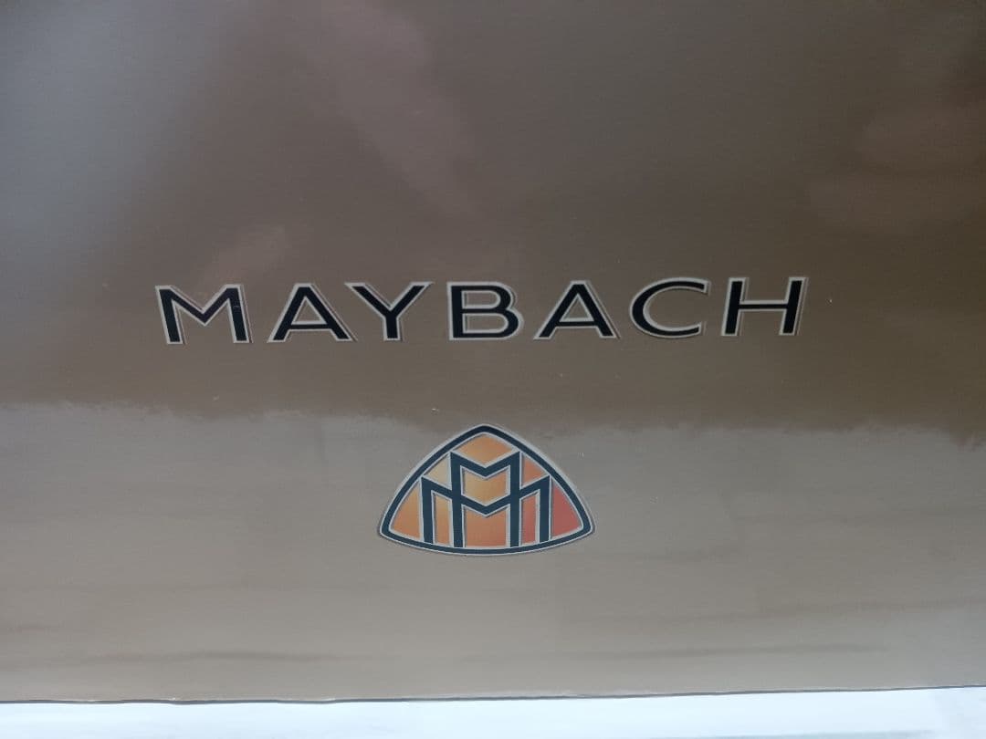 1/18 メルセデス　マイバッハ　57 ディーラー品　ミニカー