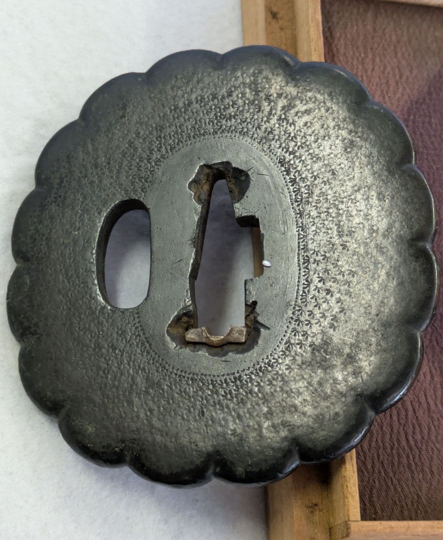 刀の鐔/鋼鍔/菊花型 梨地柄 鐔/玉鋼 鍔