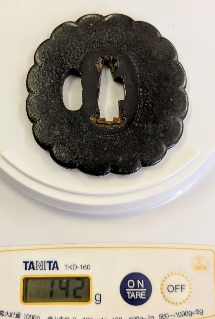 刀の鐔/鋼鍔/菊花型 梨地柄 鐔/玉鋼 鍔