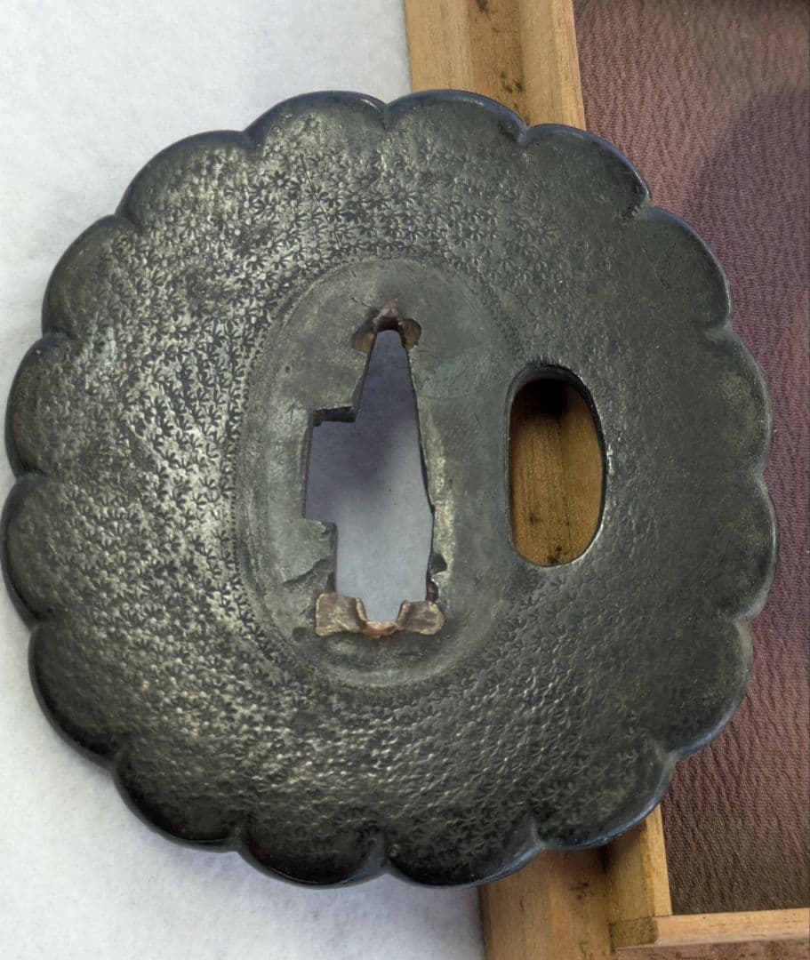 刀の鐔/鋼鍔/菊花型 梨地柄 鐔/玉鋼 鍔