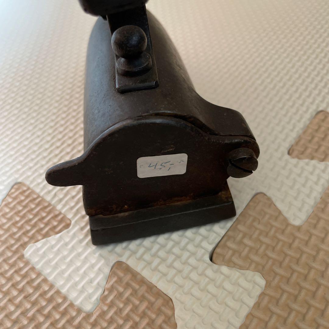 1／27まで発送停止 イギリス　アンティーク 金属製アイロン 木製ハンドル　貴重