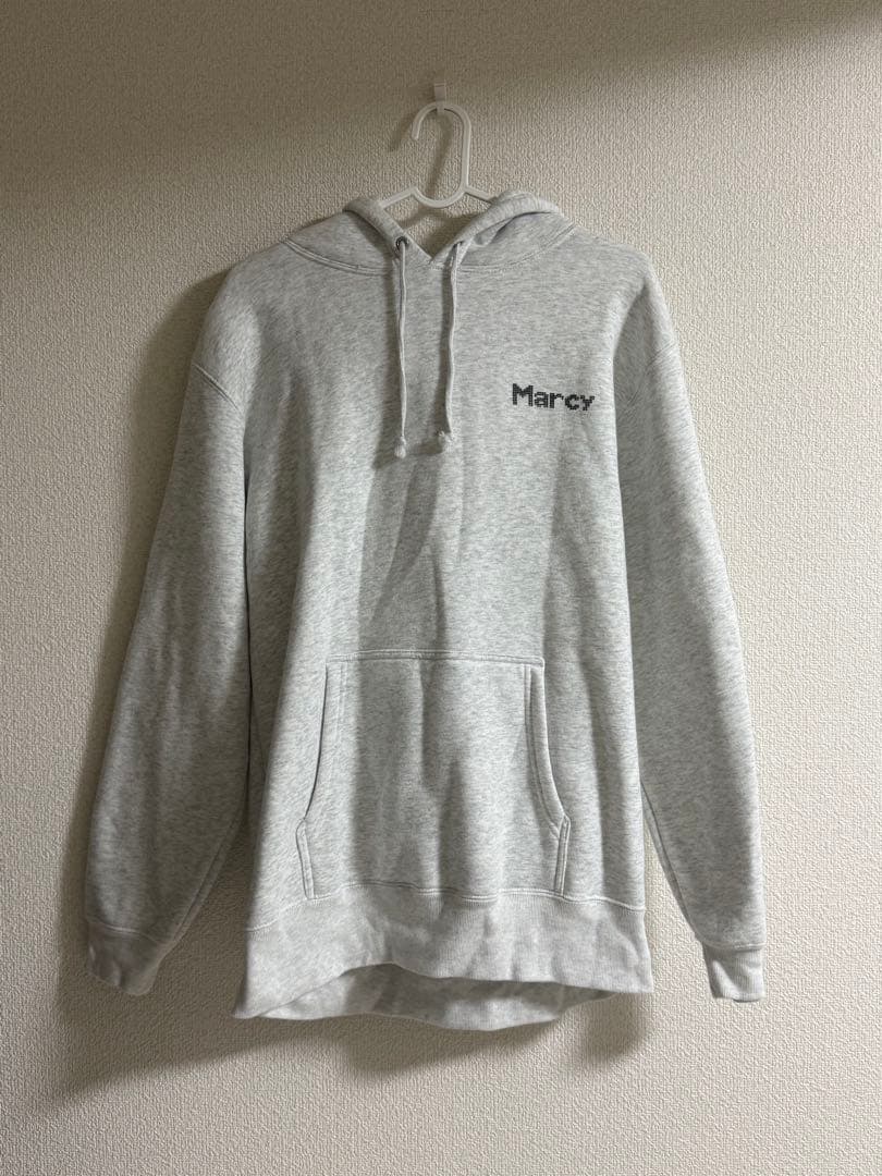 マルシィ　ニット風ロゴパーカー