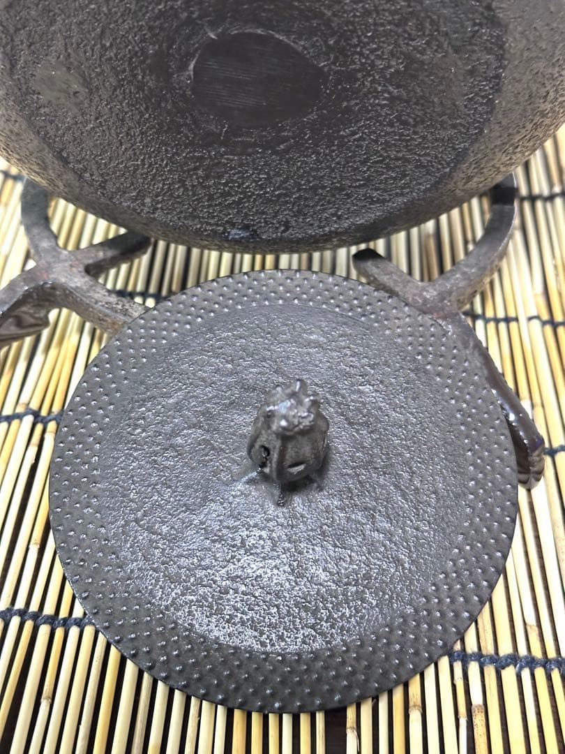 新品、供箱等付属品付　南部藤枝工房藤枝 昌行作　１５型アラレ　南部鉄瓶　南部鉄器