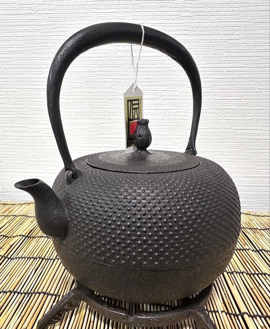 新品、供箱等付属品付　南部藤枝工房藤枝 昌行作　１５型アラレ　南部鉄瓶　南部鉄器