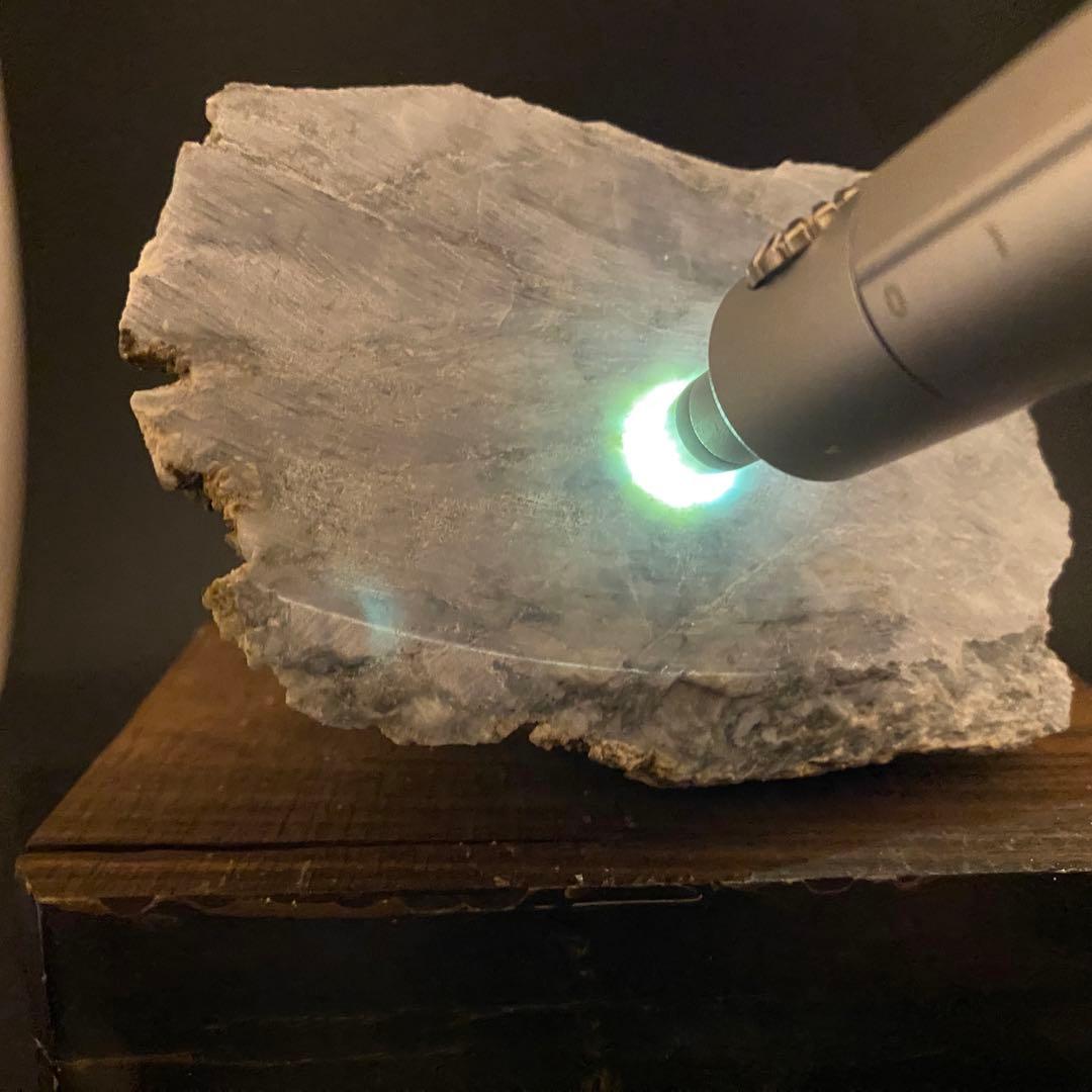 【P005】糸魚川　青翡翠　677g　天然石　原石　ヒスイ　パワーストーン　山石