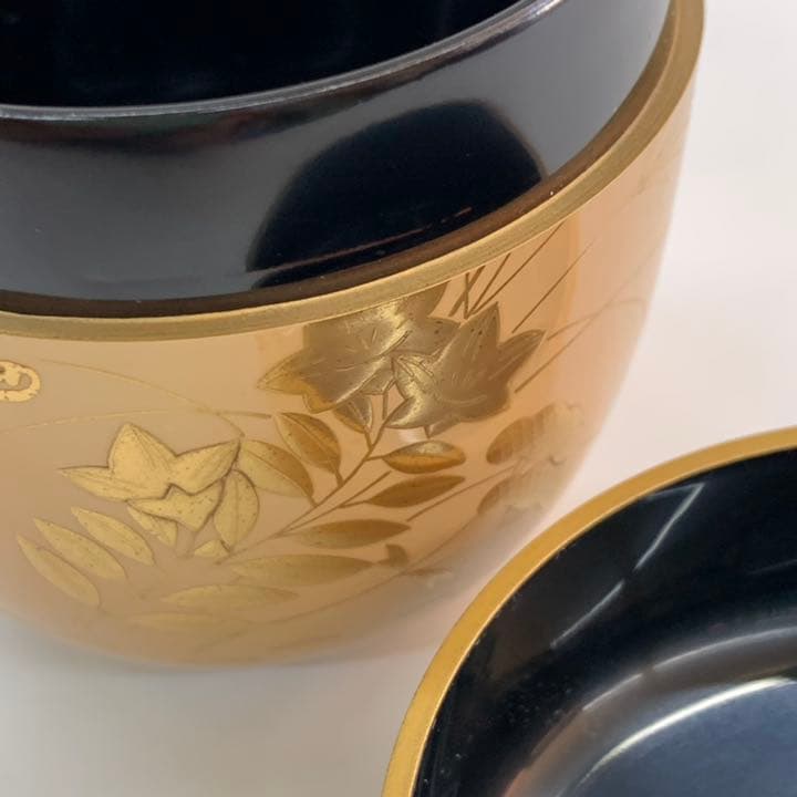 【棗　春秋草花　白漆塗】　新井司峰　共箱