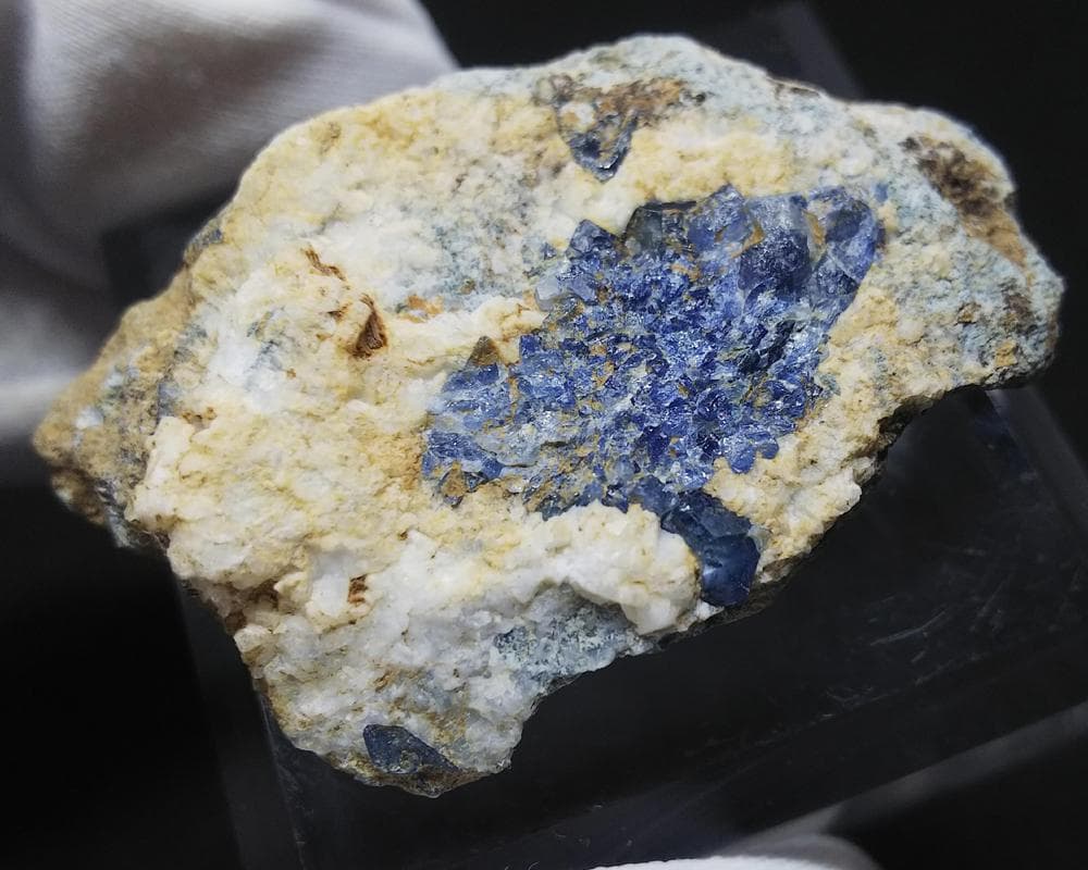 350 ベニトアイト 結晶 原石 母岩付き