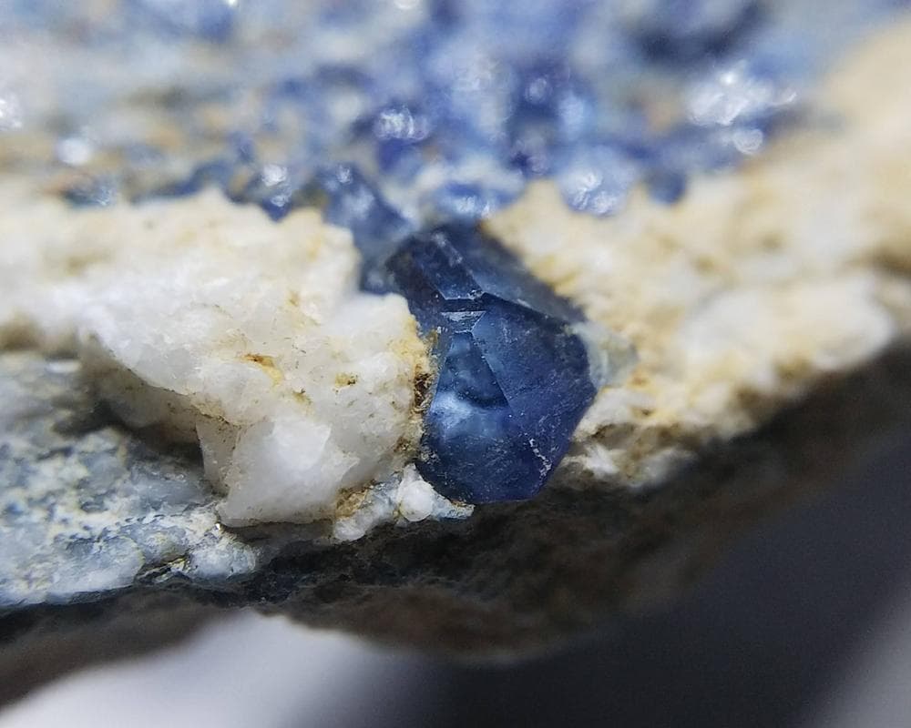 350 ベニトアイト 結晶 原石 母岩付き