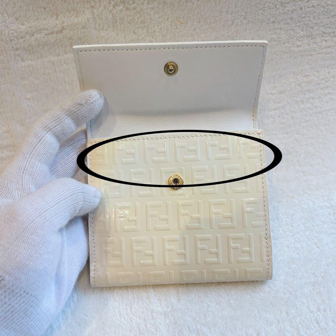 FENDI FFロゴ 型押し エナメル 二つ折り財布 アイボリー 正規品