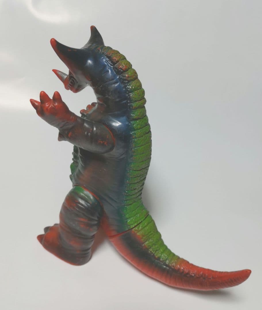 ゴモラ フィギュア 赤緑