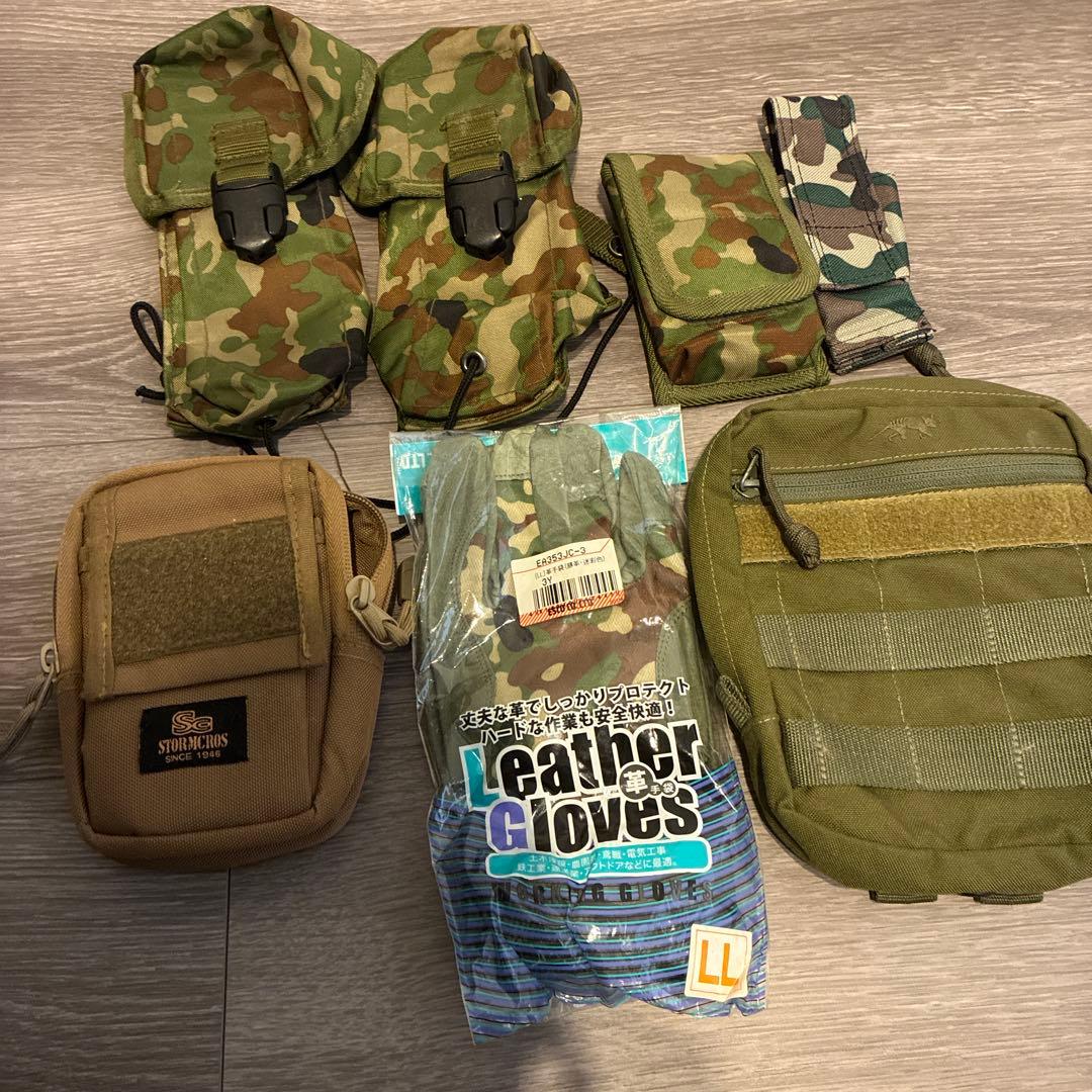 迷彩ポーチ複数個、3弾倉弾納×2とレザーグローブセット
