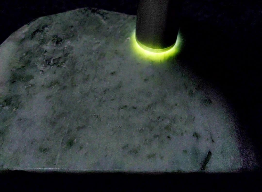 ★翡翠原石★幻のヒスイ【秩父軟玉翡翠・切り出し237ｇ】