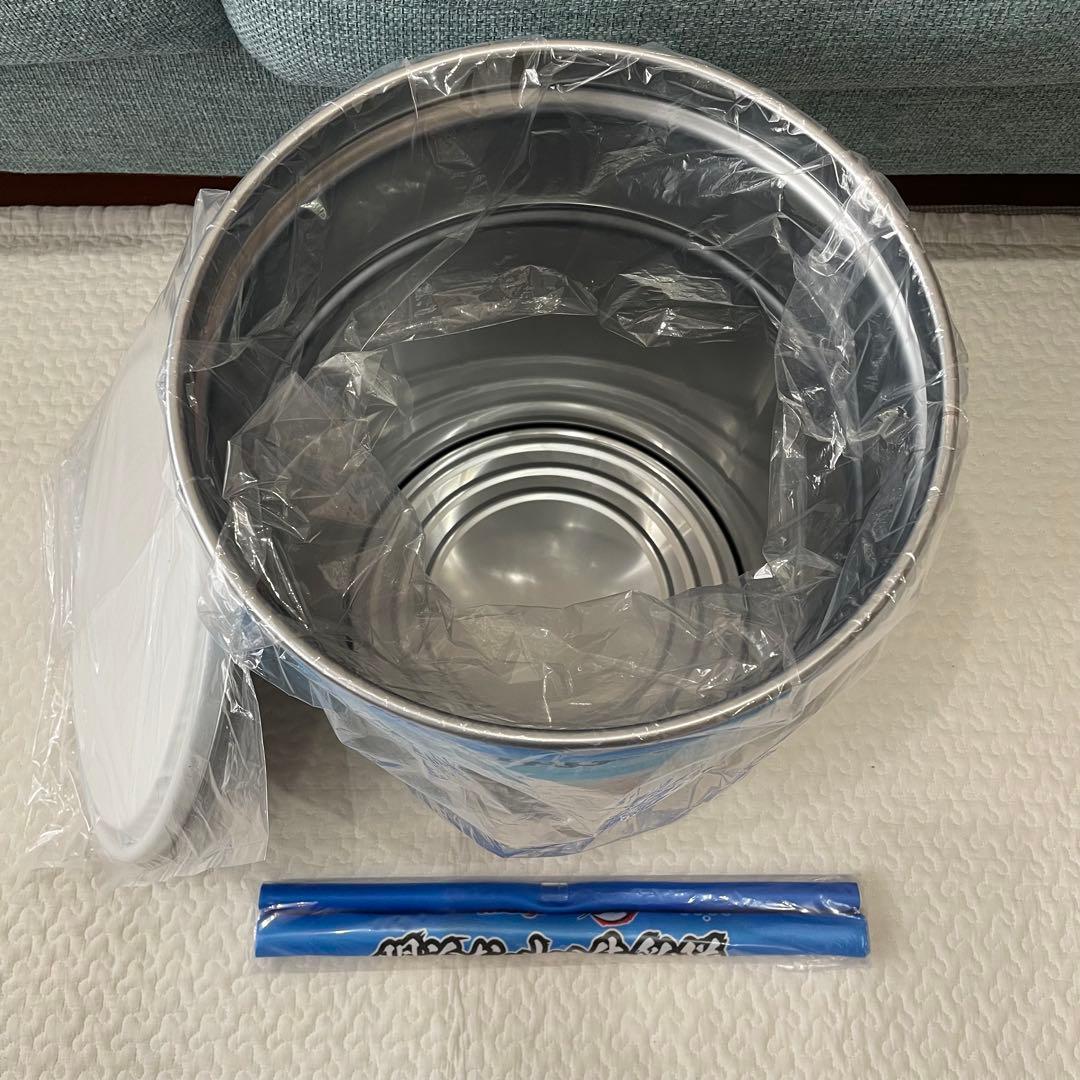 明治おいしい牛乳　座れる鬼滅の刃缶　B3タペストリー