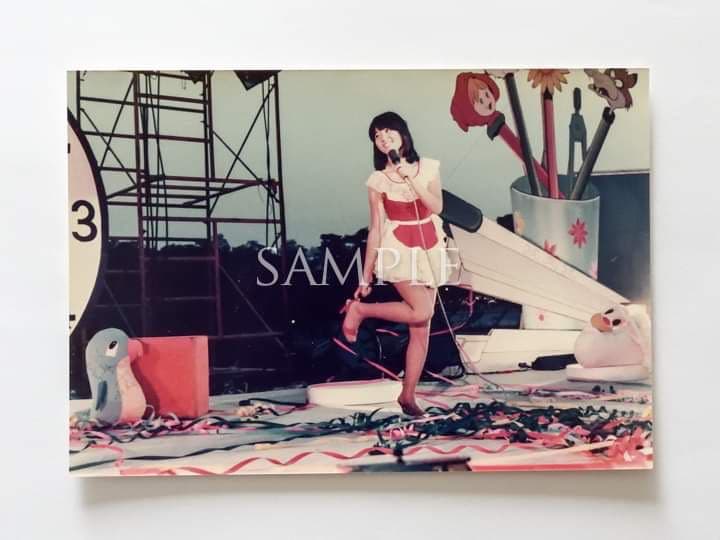 石野真子サイン色紙＆私の首領（ステージ衣装）生写真２枚