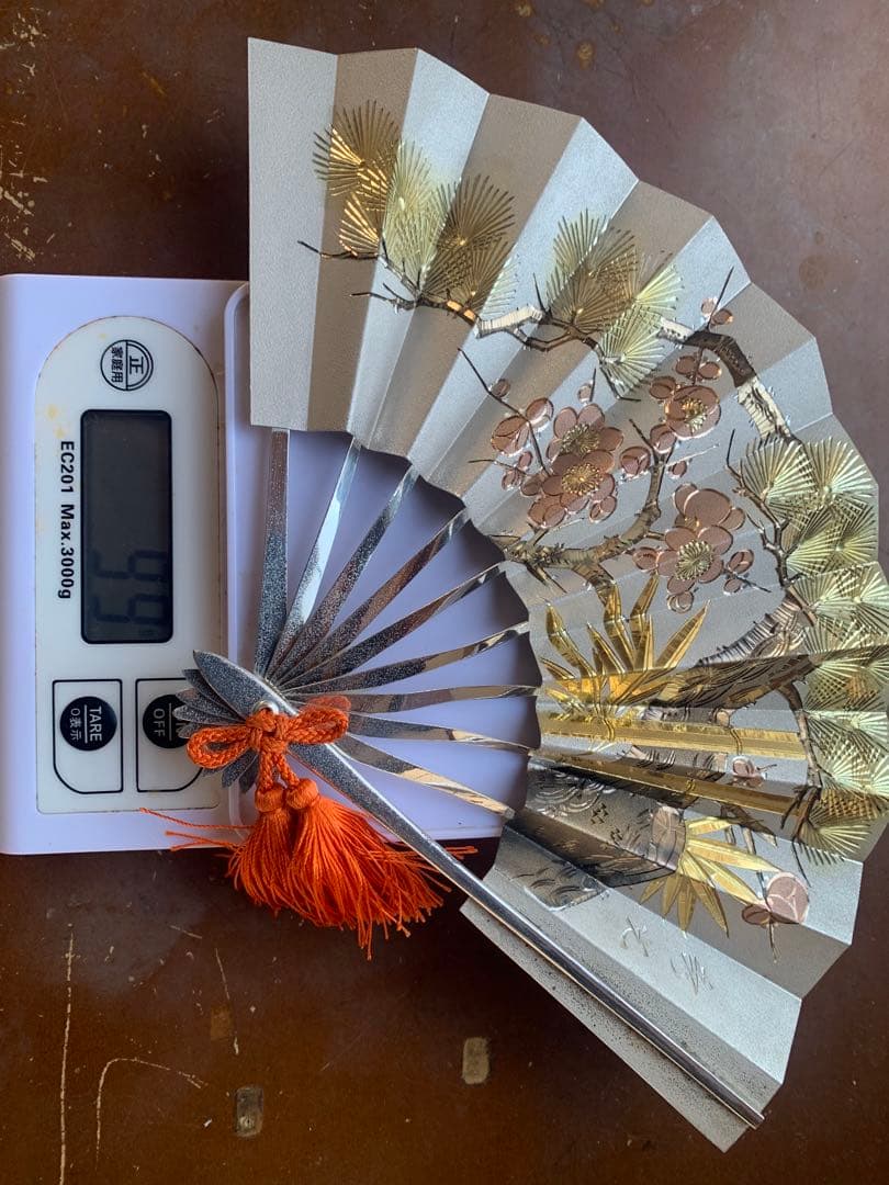 銀製　金箔 純銀製装飾の扇子 梅と松のデザイン