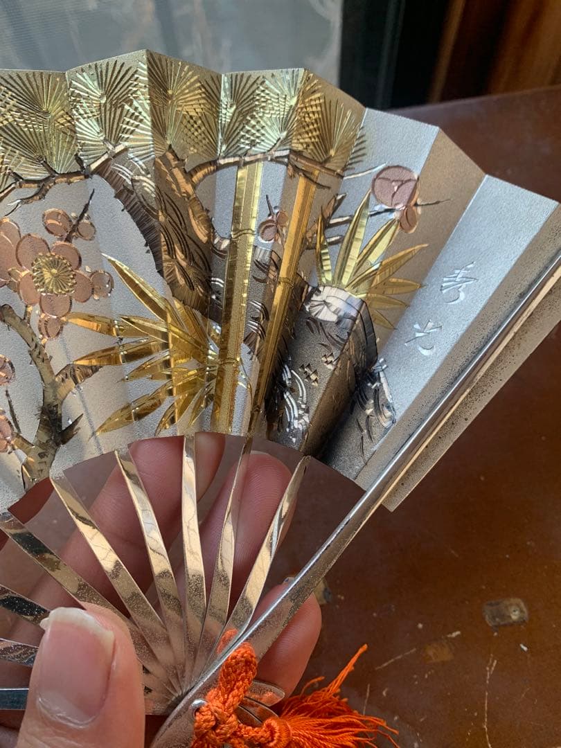 銀製　金箔 純銀製装飾の扇子 梅と松のデザイン