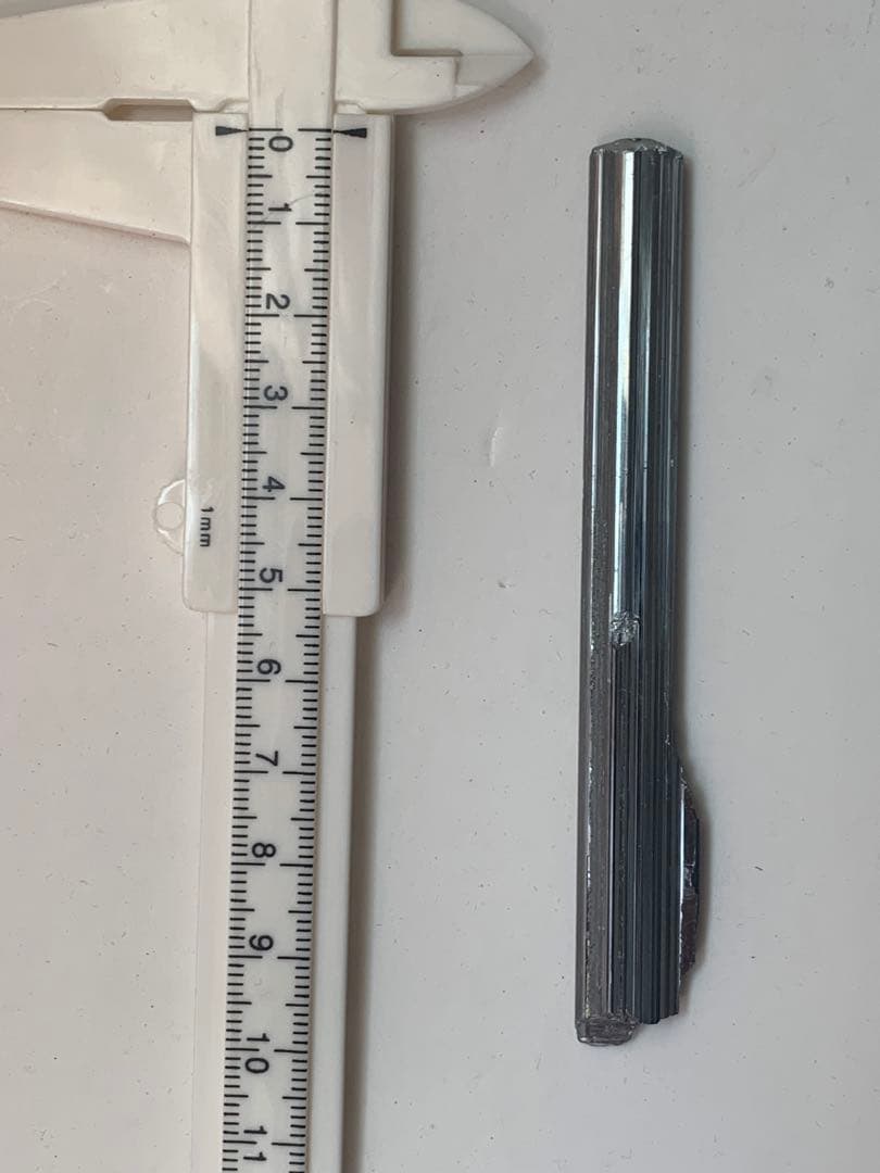 国産鉱物　愛媛県市ノ川鉱山の輝安鉱　スティブナイト　原石　鉱物標本　翡翠　根付