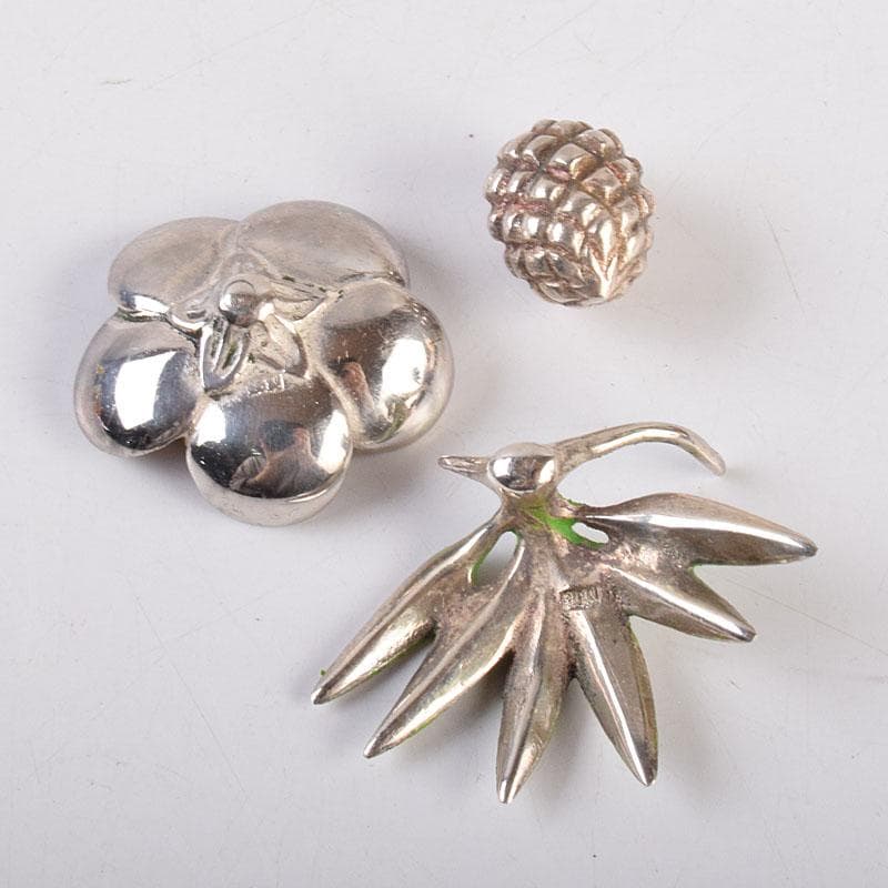 銀製　山本嘉夫（三代　平安梅都）造　松竹梅　置物　共箱　V　R9066