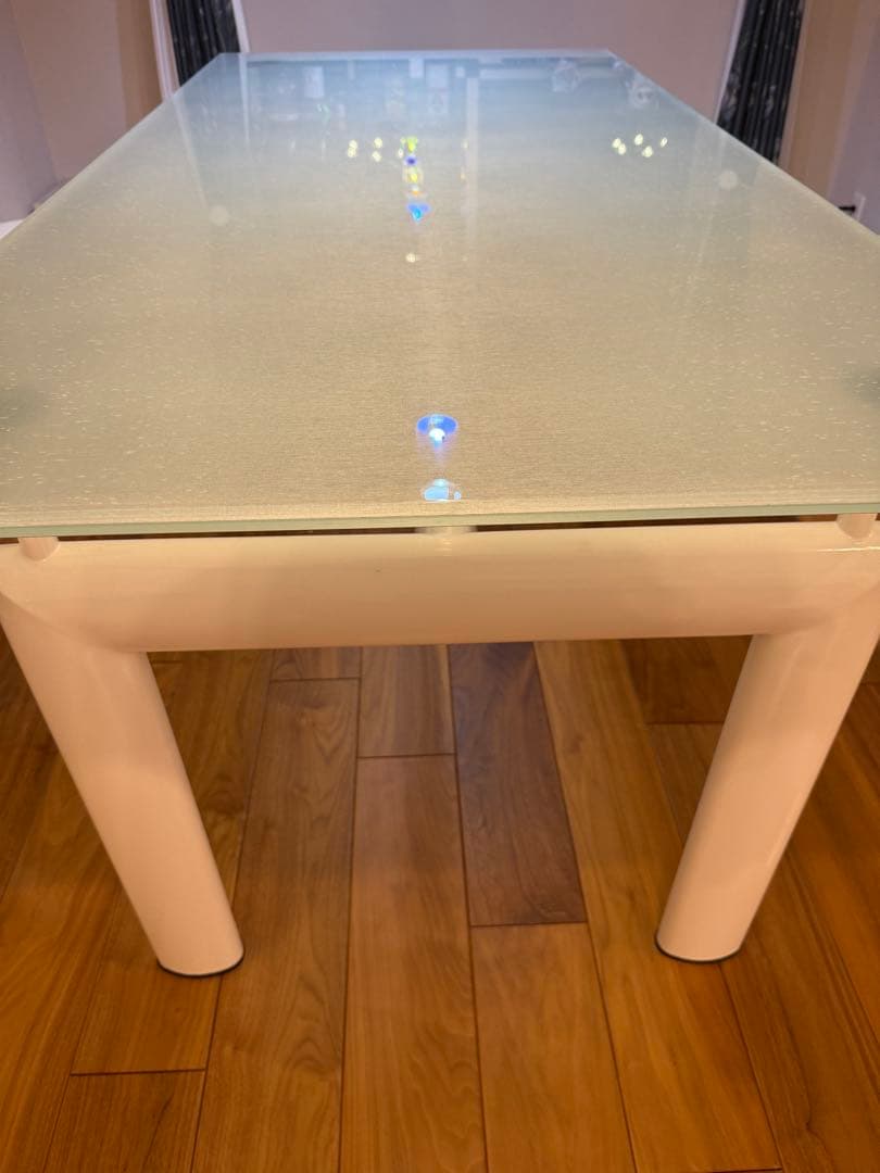 ガラス天板のダイニングテーブル