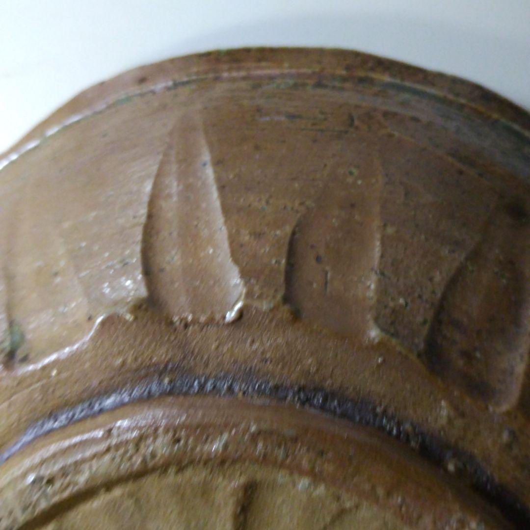 茶色と緑の波状エッジ皿