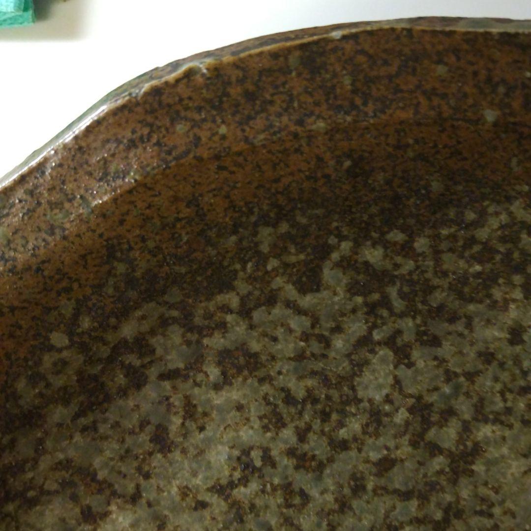 茶色と緑の波状エッジ皿