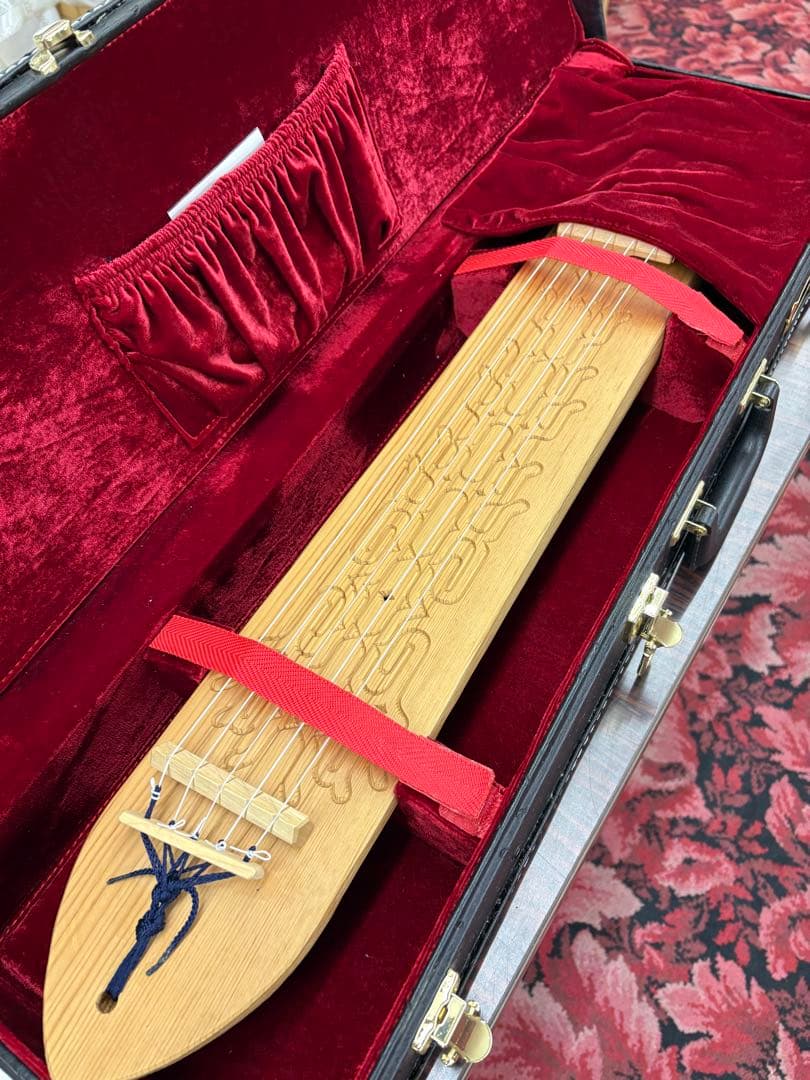 アイヌ　トンコリ　初心者向け　専用ケース付き　替え弦入り　彫刻入り　アイヌ紋様