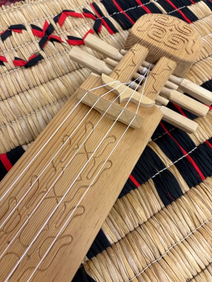 アイヌ　トンコリ　初心者向け　専用ケース付き　替え弦入り　彫刻入り　アイヌ紋様