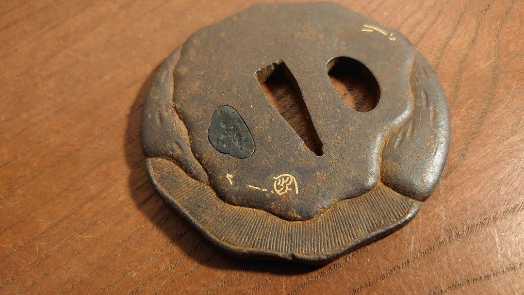 武具 鍔　金象嵌　象嵌　脇差 目貫 丸形 アンティーク刀剣　装具　刀装具　１客