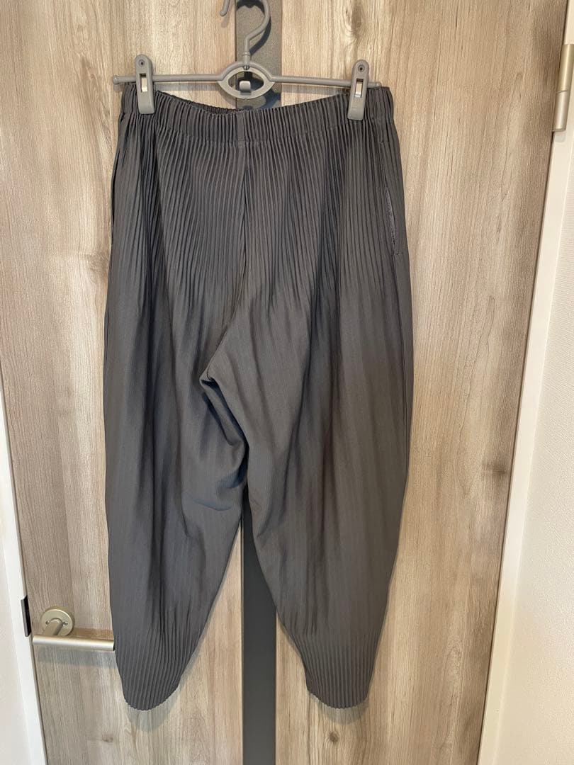 オムプリッセイッセイミヤケ　消しプリーツパンツ　グレー