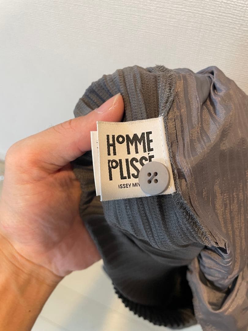 オムプリッセイッセイミヤケ　消しプリーツパンツ　グレー