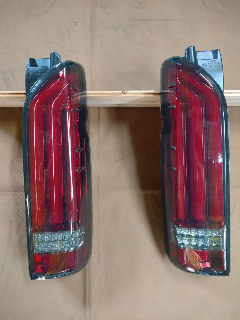◯ハイエース　テールランプ