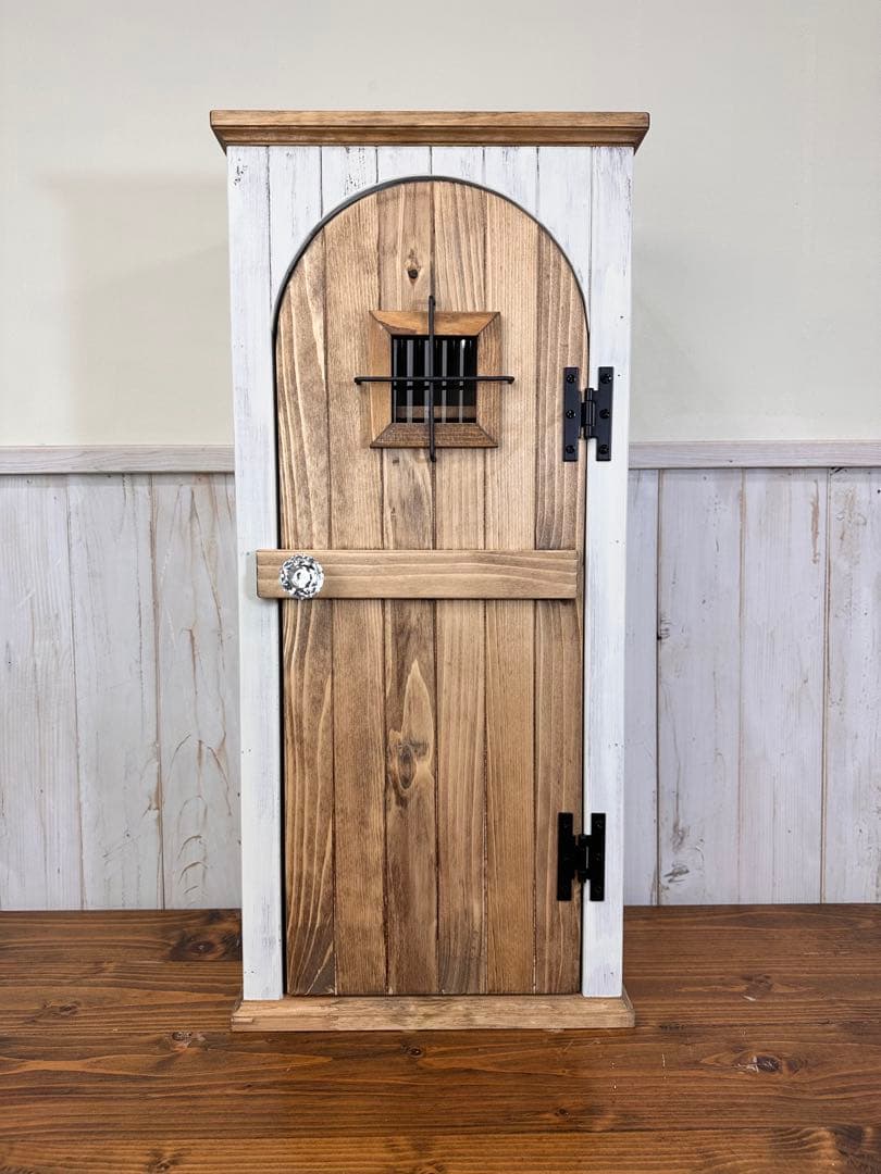 ピ*ア様 【1点のみ　キズありのためお値引き】アンティークの扉のようなキャビネッ