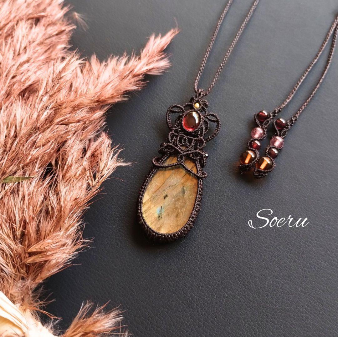 ラブラドライト＆ガーネットのマクラメ編みネックレス　ペンダント　天然石