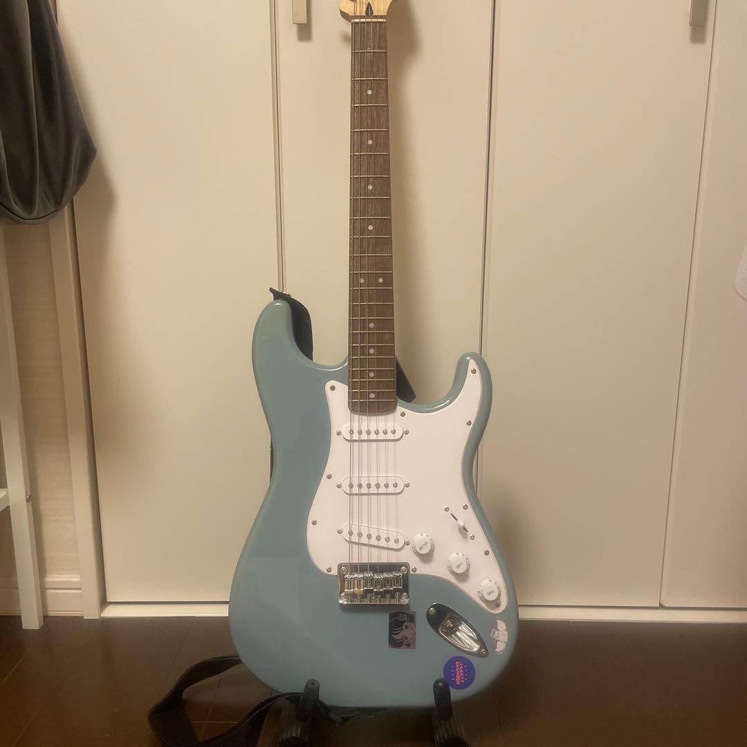 Squier Stratocaster エレキギター限定カラーストラップカポ付き