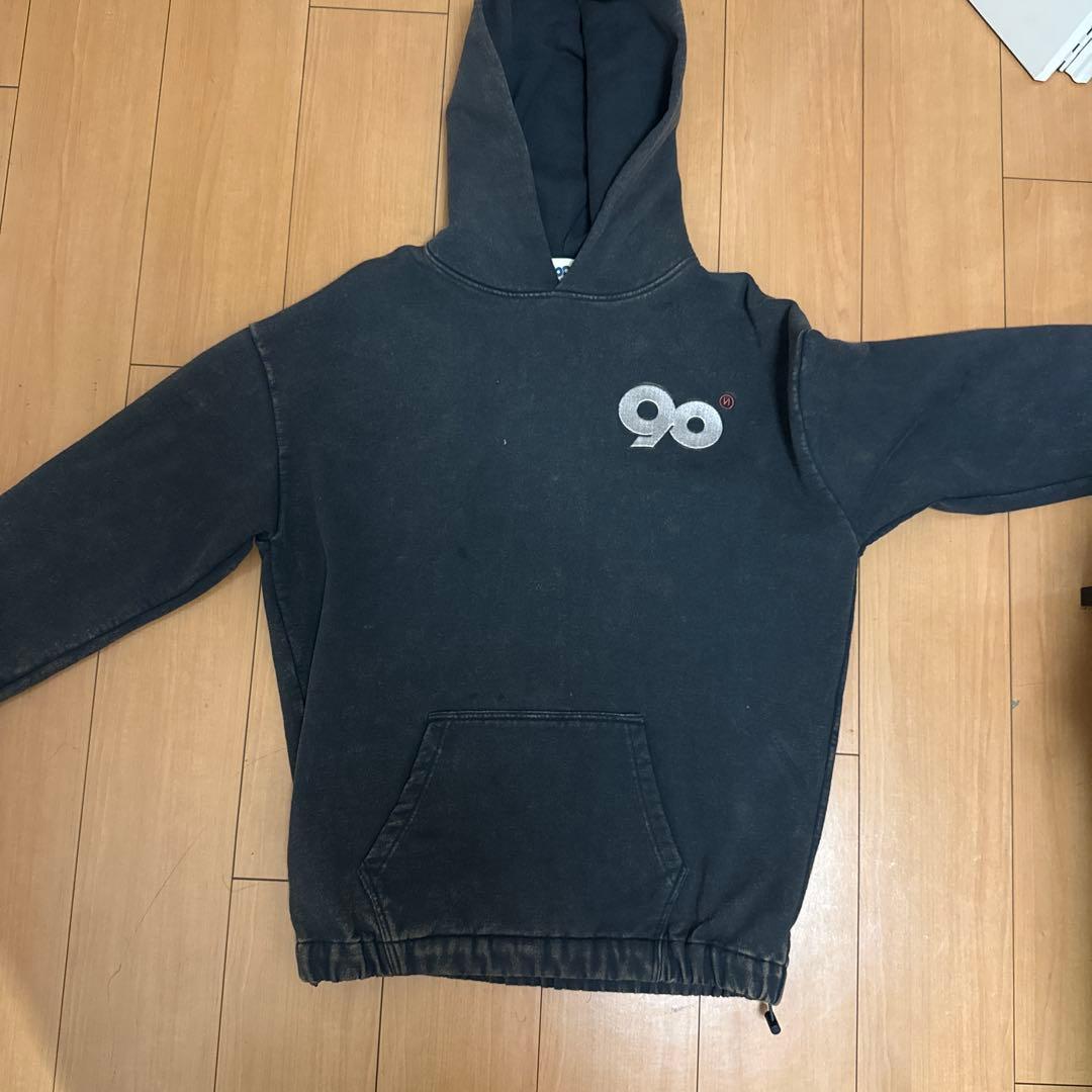 ブラックパーカー フード付き 90のロゴ