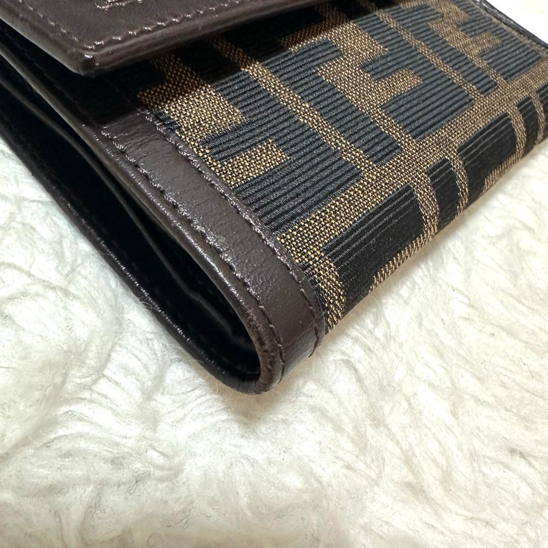 FENDI✨フェンディ　三つ折り財布 ズッカ　ロゴ入り　ユニセックス　ブラウン